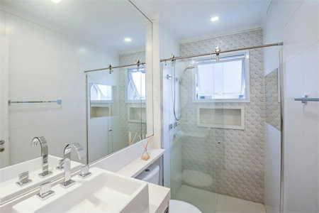 Espaço, conforto e uma localização privilegiada fazem deste apartamento mobiliado no Baeta Neves, em São Bernardo do Campo, uma excelente opção para seu novo lar. Com 118 m², três dormitórios e quatro banheiros, o imóvel oferece ambientes amplos para acomodar a família e receber amigos com comodidad