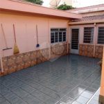 Linda casa no centro com 3 quartos.