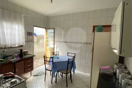 Casa Térrea com 2 dormitórios.