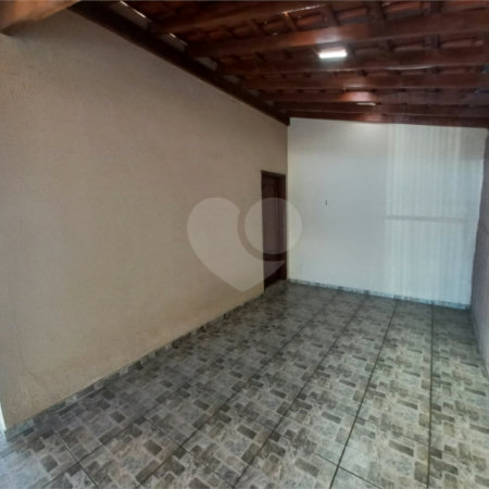 Casa térrea com 3 dormitórios, sendo 1 suíte.