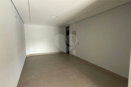 Sobrado de alto padrão no Swiss Park, totalmente reformado, com 4 suítes, piscina, elevador, espaço gourmet, 4 vagas e condomínio com lazer completo.