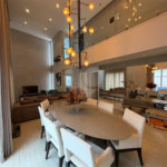 Casa de alto padrão em condomínio exclusivo com 4 suítes
