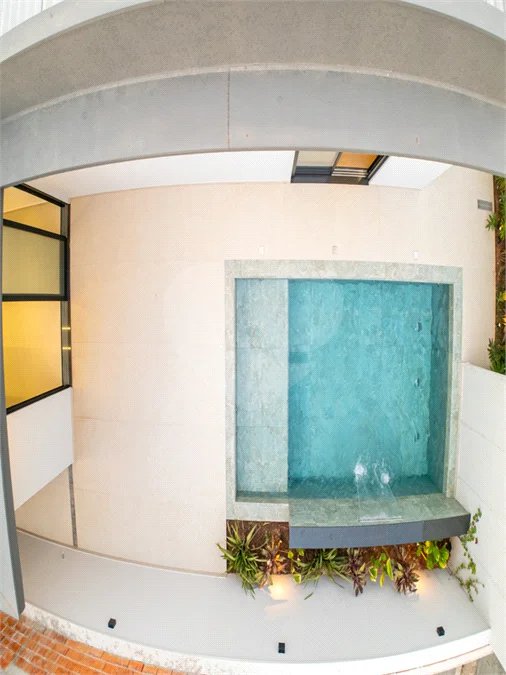 Indaiatuba - Condominio Sapezal - R$ 2.400.000,00 - Área Total 360,00 m² - Área Construída 213,32 m² - TÉRREA - 03 suítes sendo a master com closet; - Escritório; Lavabo; Cozinha com cooktop e planejados; Gourmet com churrasqueira; Ambientes preparados para ar condicionado; Piscina com cascata,