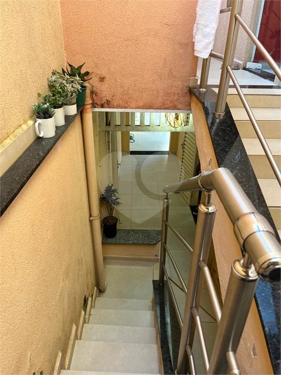 Casa ampla no bairro Terra Rica com 3 pavimentos e excelente estrutura.