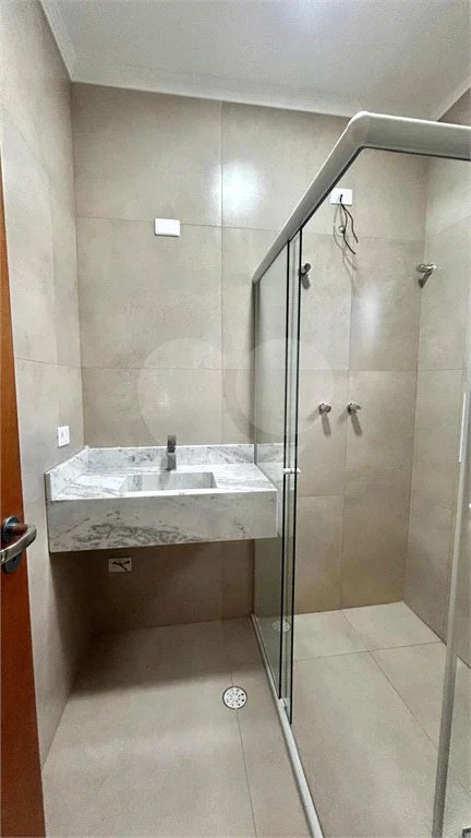 Sobrado Novinho com excelente acabamento e quintal com área gourmet e churrasqueira