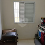 Apartamento térreo , três quartos sendo uma suíte.