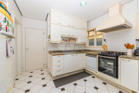 Casa à venda com 4 quartos, sendo 3 suítes, em Interlagos, São Paulo, SP
