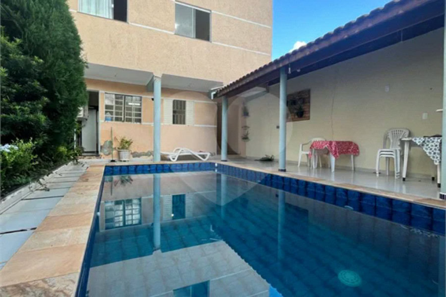 Casa ampla no bairro Terra Rica com 3 pavimentos e excelente estrutura.