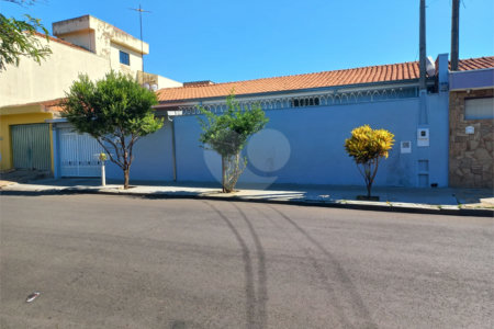 Casa Térrea com 3 dormitórios, sendo 1 suíte.
