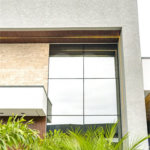 Casa Térrea – Condomínio Maria Cândida - 300 m² de terreno - 212 m² de área construída - 4 vagas de garagem, sendo 2 cobertas - Sala de jantar e estar integradas, com pé-direito duplo e cortina - 3 suítes com ar-condicionado, sendo 1 master com closet – planejado – Roupeiro – Escritório - Cozinha