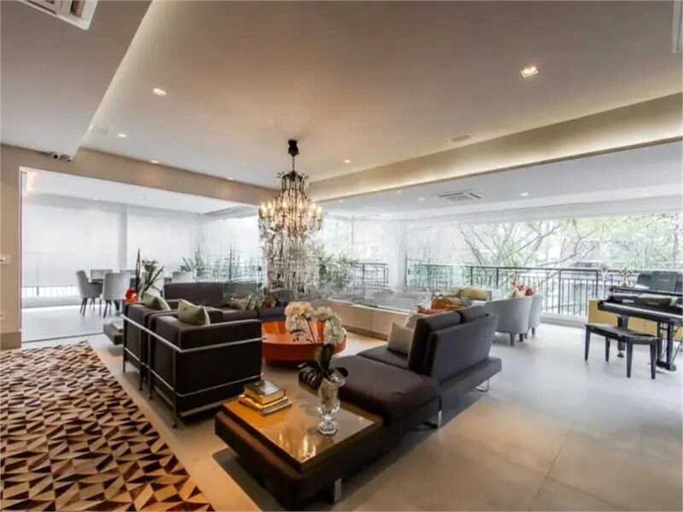 Apartamento de 306m² na melhor região de Moema, 3 suítes, 5 vagas, varanda gourmet, depósito, fora de rota