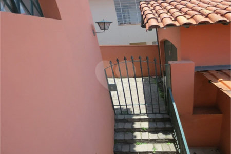 Casa no Pacaembu com ótima distribuição e amplo quintal em terreno em declive
