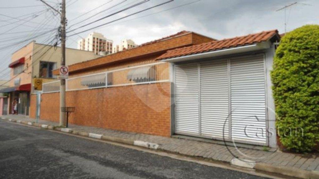 Casa térrea com salas comerciais em anexo à venda na região da Moóca