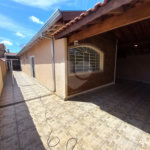 Casa térrea com 3 dormitórios, sendo 1 suíte.