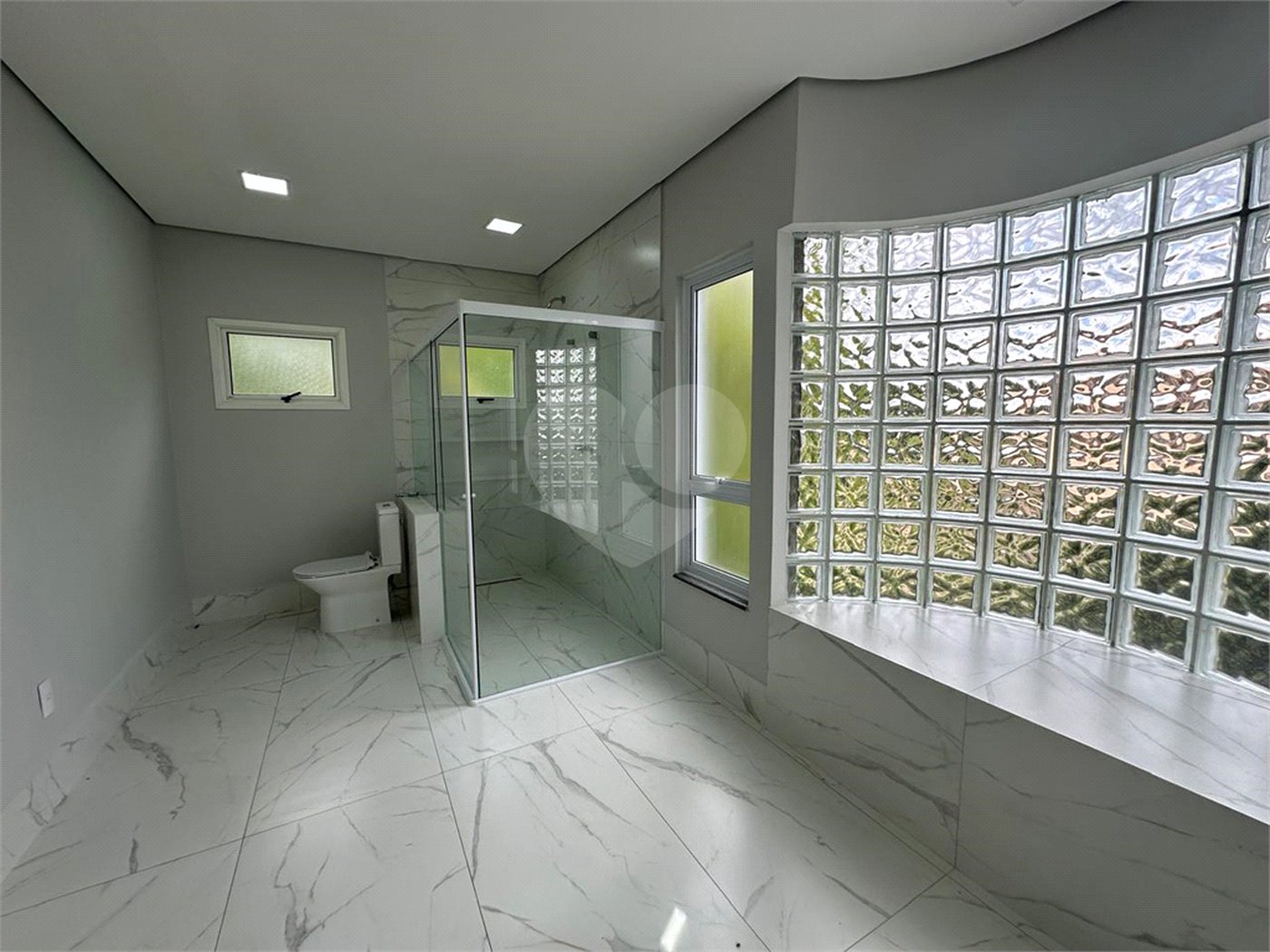 Chácara no Condomínio Vale das Laranjeiras em Indaiatuba SP - Venda - R$ 3,600.000,00 - Locaçao - R$ 30.000,00 mais encargos - Linda, espaçosa, aconchegante, acabamento de alto padrão em rua tranquila e arborizada, em um dos Condomínios mais valorizados de Indaiatuba. Com fácil acesso as principa