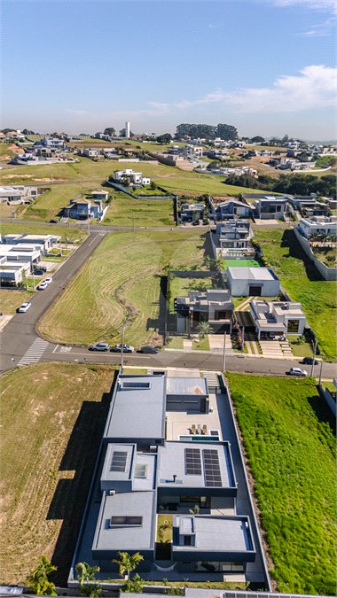 Indaiatuba - Quintas da Terracota - 1252 m² de terreno - casa térrea com 514 m² de área construída -3 vagas de garagem cobertas e 3 descobertas Lavabo - Sala de estar e jantar amplas e integradas - Escritório privativo - Cozinha toda equipada com geladeira, forno, micro-ondas, lava-louças,
