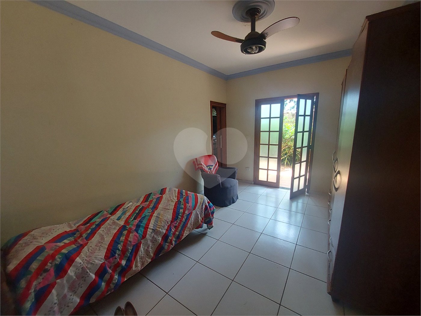 Casa térrea com piscina no Residencial Samambaia.