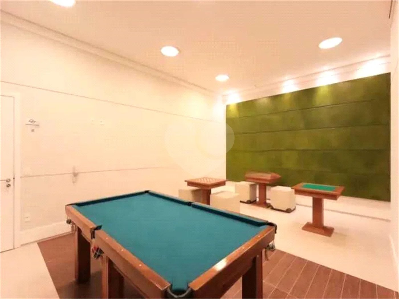 Apartamento de 306m² na melhor região de Moema, 3 suítes, 5 vagas, varanda gourmet, depósito, fora de rota