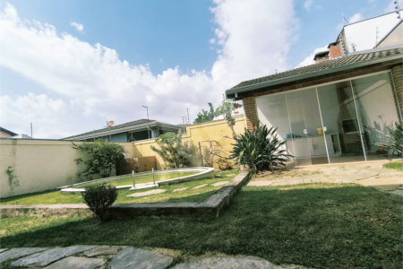 Casa com Suíte Master, Closet, Piscina e Espaço Gourmet Próxima ao Parque Ecológico- 03 quartos -com quintal