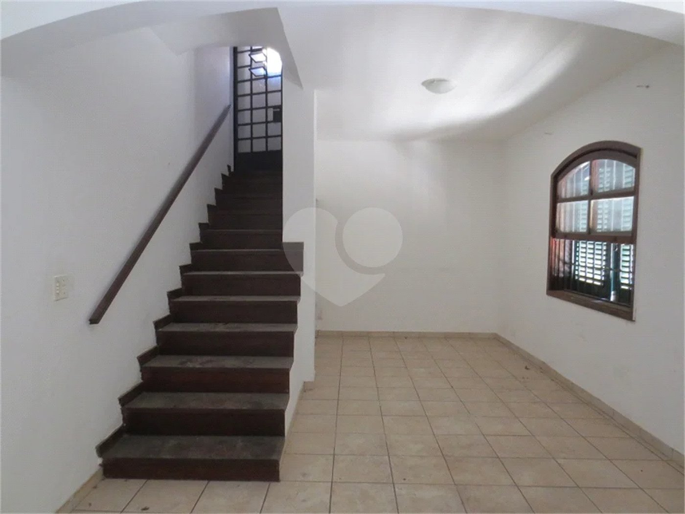 Casa no Pacaembu com ótima distribuição e amplo quintal em terreno em declive