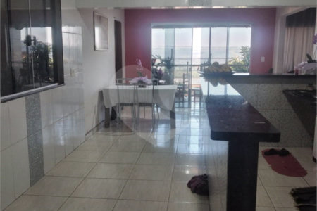 Sobrado 3 quartos e área comercial em baixo.