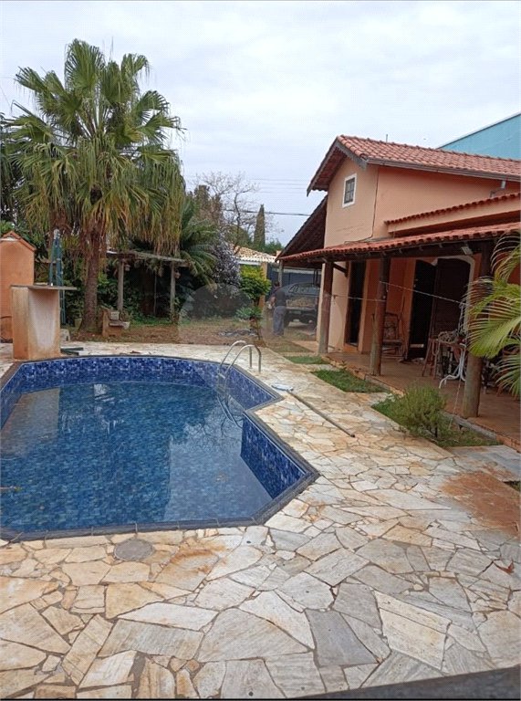 Casa térrea com piscina no Residencial Samambaia.