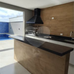 Casa com 3 suítes, piscina e área gourmet em terreno de 360m²