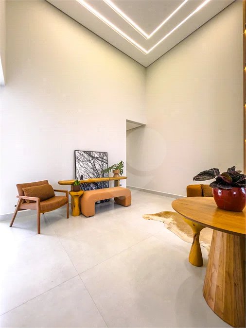 Casa Térrea – Condomínio Maria Cândida - 300 m² de terreno - 212 m² de área construída - 4 vagas de garagem, sendo 2 cobertas - Sala de jantar e estar integradas, com pé-direito duplo e cortina - 3 suítes com ar-condicionado, sendo 1 master com closet – planejado – Roupeiro – Escritório - Cozinha
