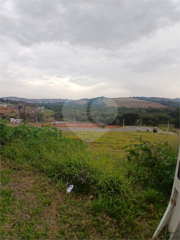 Lote com 561,86 m² à Venda em Condomínio Fechado