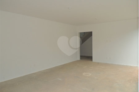 Casa à venda com 3 suítes no condomínio Jardim Flora, São Paulo - SP