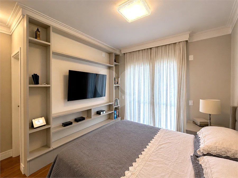 Apartamento de 127 m² em andar alto, com vista livre, 3 suítes planejadas, sacada gourmet envidraçada, 2 vagas e lazer completo, próximo ao Shopping Golden Square e à Avenida Kennedy.