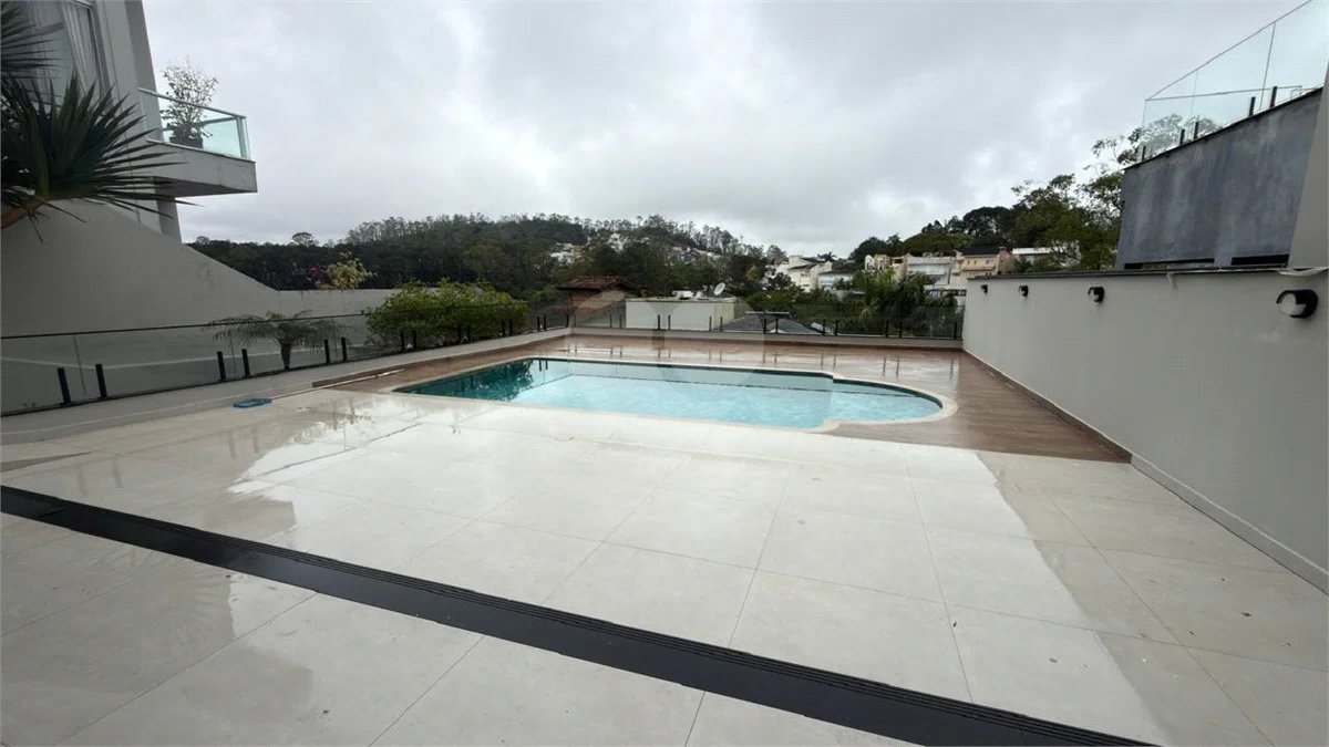 Sobrado de alto padrão no Swiss Park, totalmente reformado, com 4 suítes, piscina, elevador, espaço gourmet, 4 vagas e condomínio com lazer completo.