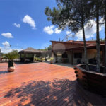 Chácara com excelente infraestrutura, contendo casa com 8 dormitórios, 900 m² de área construída, área total de 3000m², piscina adulto e infantil, churrasqueira, quadra gramada de futebol - Rio Acima - Atibaia/SP 900 m² Área construída 3.000 m² Área do terreno
