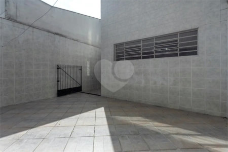 Sobrado no Jabaquara com 280m², 3 dormitórios, quintal amplo, varanda e 3 vagas de garagem.