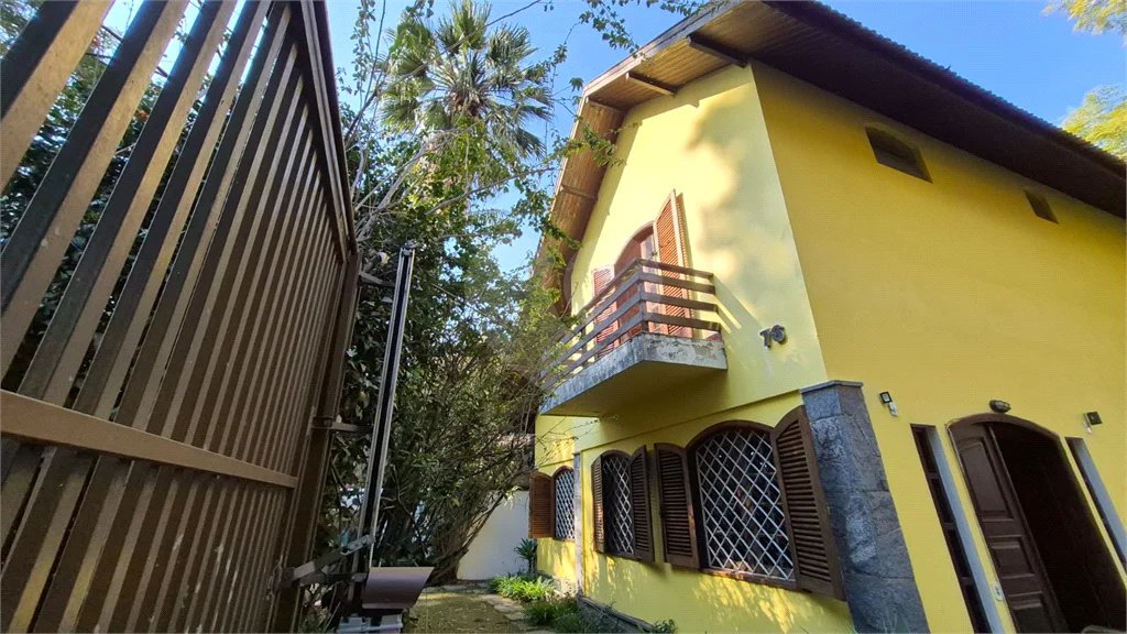 Casa com Piscina, Sauna e Edícula em Rua Arborizada no Tremembé