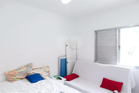 Casa à venda no Campo Belo de 200 metros quadrados, com 3 casas no terreno.