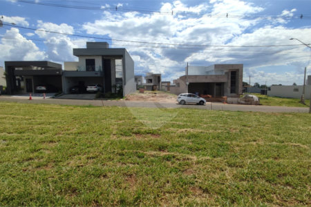 Lote à Venda em São Carlos, no Condomínio Villeneuve I