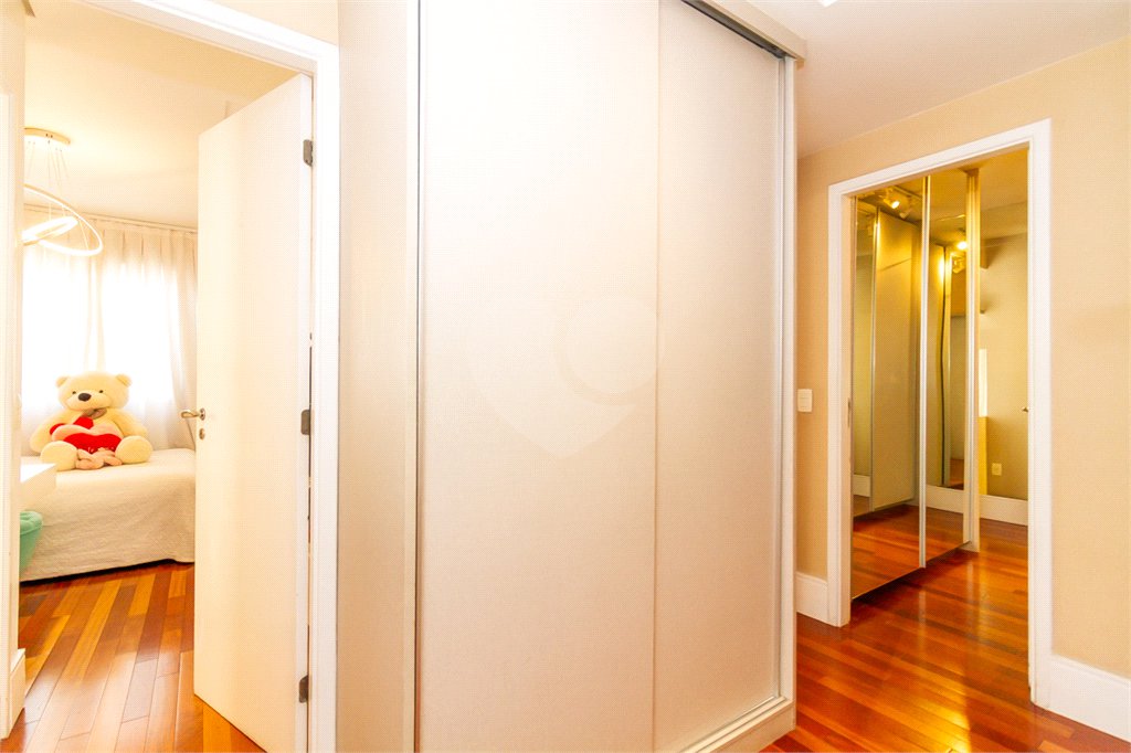 Apartamento de Alto Padrão no Campo Belo para venda com porteira fechada, com 4 dormitórios suítes e 4 vagas com lazer de club.