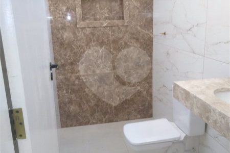 Casa Térrea com 3 dormitórios, sendo 1 suíte.