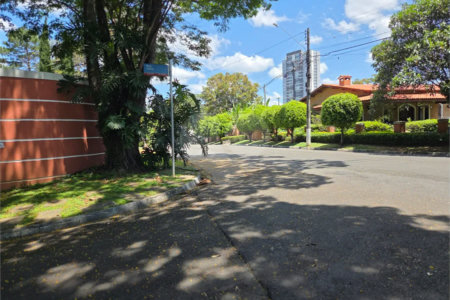 Em bairro nobre está o seu maravilhoso lote em Atibaia, Venha conhecer.
