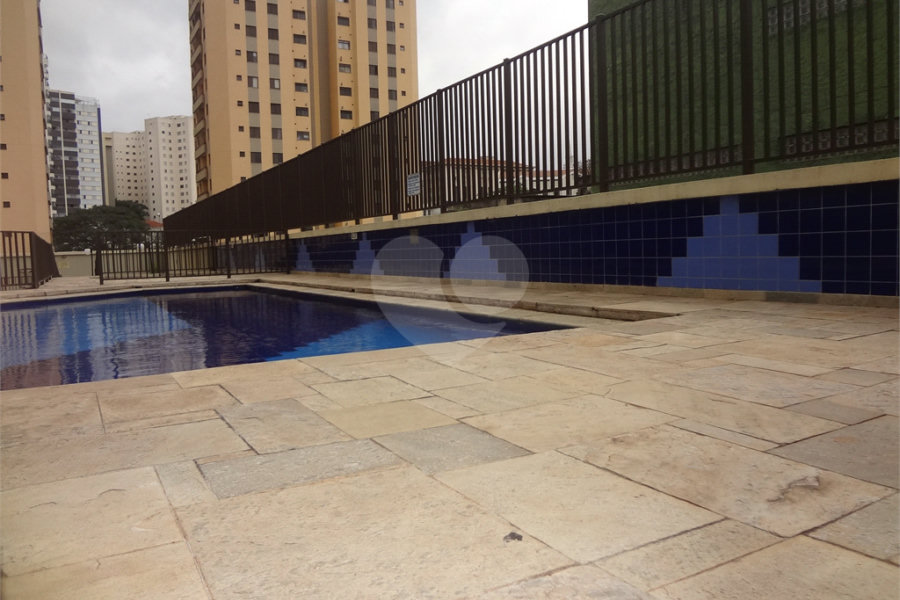 COBERTURA COM PISCINA E CHURRASQUEIRA NA CASA VERDE.