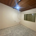 Casa Térrea com 3 dormitórios, sendo 2 suítes.