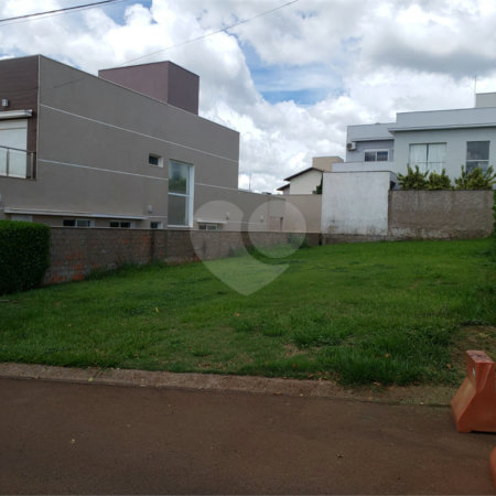 Vende-se terreno no Village Damha em Araraquara