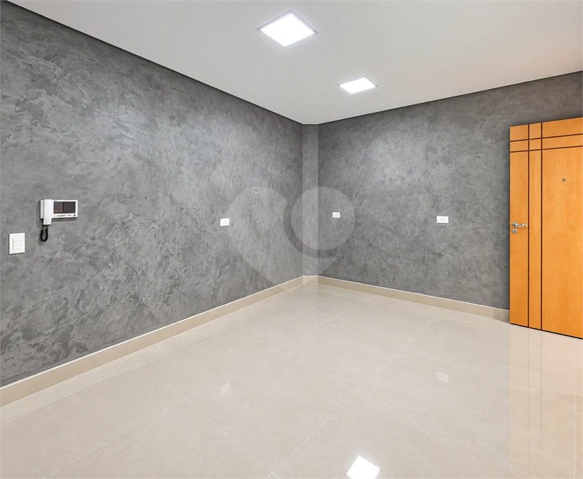 Sobrado geminado com 185 m², 3 suítes, closet, 4 vagas, área gourmet, sótão, energia solar, aquecimento de água e sistema completo de segurança.