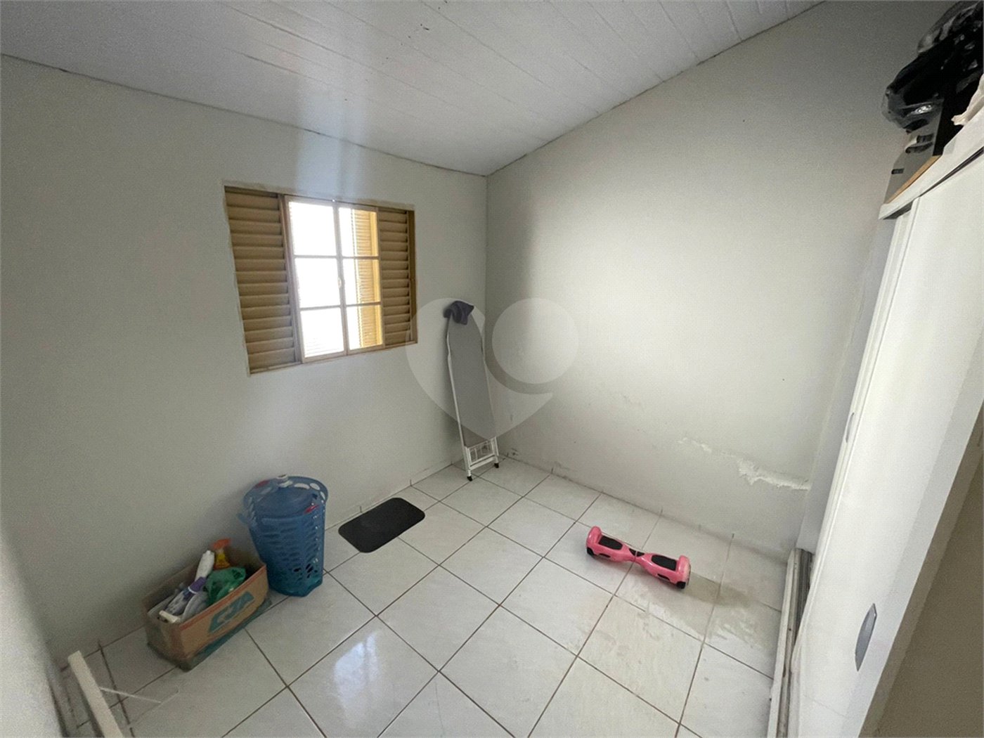 Casa térrea e salão comercial a venda no Jardim Bandeirantes.