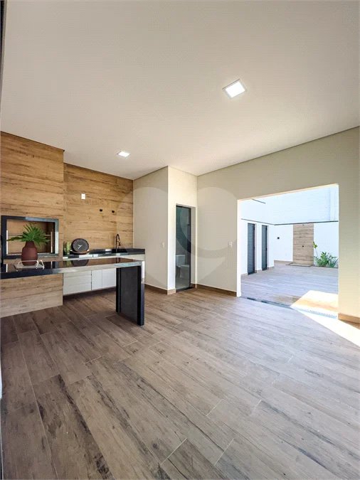 Indaiatuba - Condomínio Milano - Sobrado - 350 m² de terreno - 240 m² de área construída - 4 vagas de garagem, sendo 2 cobertas - Salas de estar e jantar integradas - 3 suítes com closet e varanda no pavimento superior - Escritório no térreo - Espaço gourmet com churrasqueira - Banheiro externo