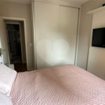 Apartamento de 130 m² com três dormitórios, sendo uma suíte, com armários embutidos, dependências de empregado e lavabo