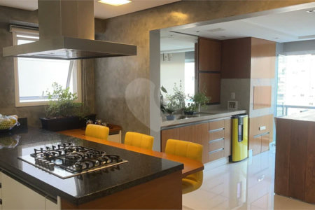 Apartamento na Mooca com 204 m² com vista maravilhosa, sendo 3 suítes e 4vagas.