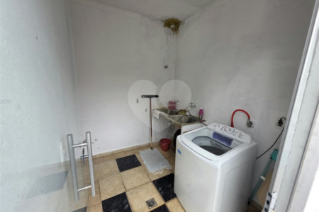 Casa térrea à venda no Douradinho com 2 quartos e edícula com mais dois quartos e 2 banheiros.