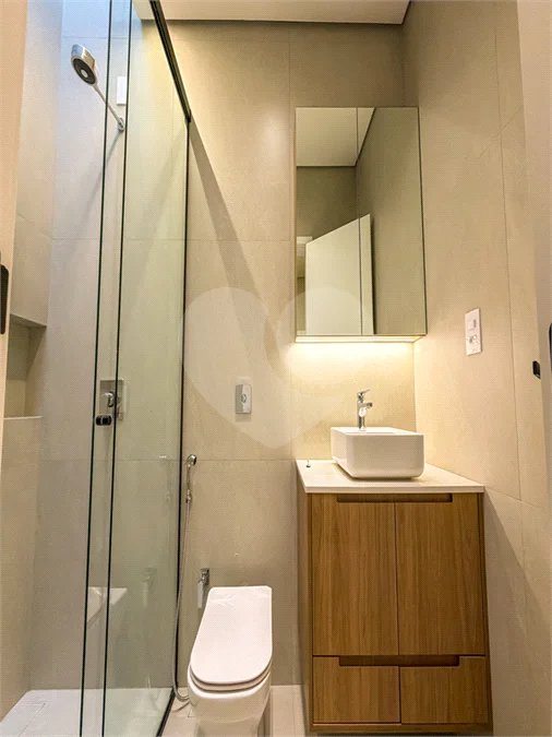 Indaiatuba - Condominio Sapezal - R$ 2.400.000,00 - Área Total 360,00 m² - Área Construída 213,32 m² - TÉRREA - 03 suítes sendo a master com closet; - Escritório; Lavabo; Cozinha com cooktop e planejados; Gourmet com churrasqueira; Ambientes preparados para ar condicionado; Piscina com cascata,